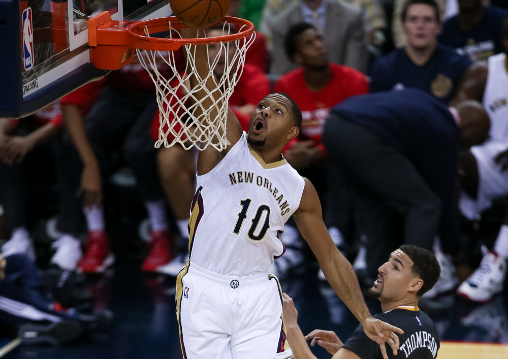October 31, 2015:  New Orleans Pelicans guard Eric Gordon (10) dunks the ball during the game between Golden State Warriors and New Orleans Pelicans at the Smoothie King Center in New Orleans, LA.  (Photograph by Stephen Lew/Icon Sportswire)