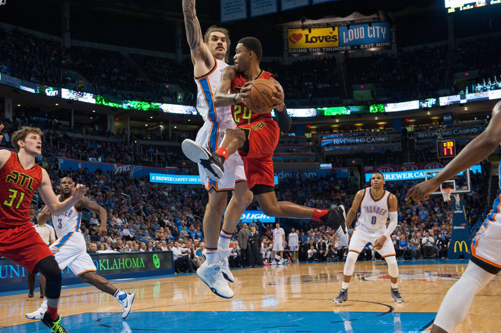 December 10, 2015: Atlanta Hawks (24) Kent Bazemore looking to pass in a game vs Oklahoma City Thunder at the Chesapeake Arena in Oklahoma City. (Photo by Torrey Purvey/Icon Sportswire)