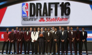 Prospective NBA draft picks pose for a group photo with NBA Commissioner Adam Silver, center, before the start of the NBA basketball draft, Thursday, June 23, 2016, in New York. (AP Photo/Frank Franklin II)